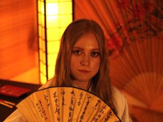 naked girl with webcam masturbating with vibrator MandiKressierer