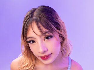 camgirl playing with sex toy AlannaMilan