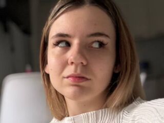 topless webcamgirl AnnikaMorgan