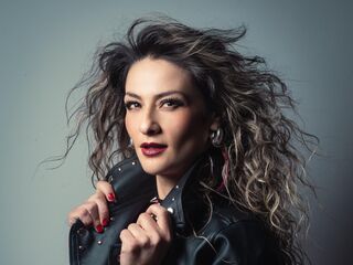 cam girl showing tits AryTorres