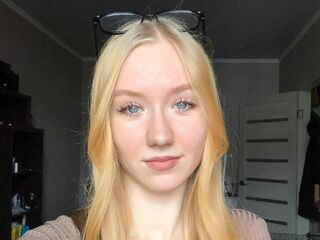 naked camgirl masturbating with vibrator AvelinaSeide