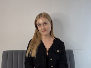 fingering webcamgirl BellaMonson