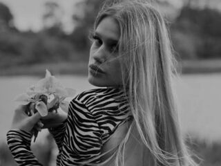naked cam girl masturbating with vibrator CharisseBuonomo