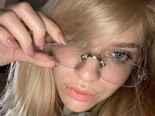 camgirl ElwynaCreason