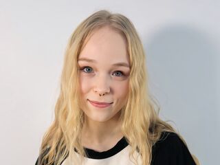 naked cam girl masturbating with vibrator KamiMellema