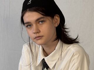 cam strip tease LeannMolineaux