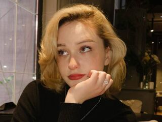 naked cam girl masturbating with sextoy LilithYongi
