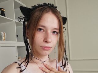 camgirl masturbating with sex toy LynetteHeart