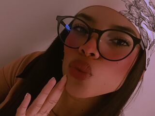 camslut showing tits MeliWain