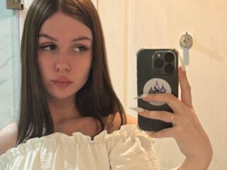 beautiful webcamgirl MiaRioti