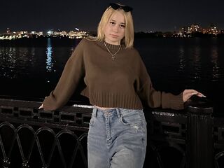 naughty camgirl masturbating with vibrator ReginaMirage